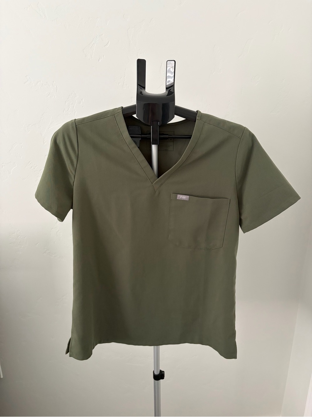 Figs Technical Collection Women’s Olive Green V-Neck Scub Top with Pocket Medium